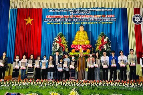 Lâm Đồng: Trao 100 triệu đồng học bổng tặng sinh viên, học sinh hoàn cảnh đặc biệt khó khăn