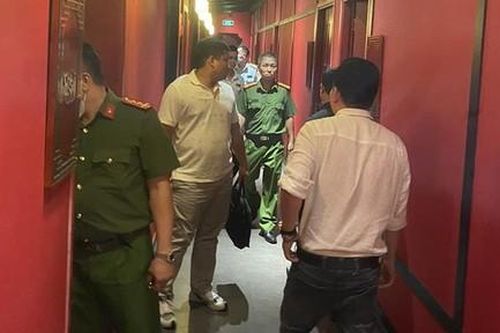 TPHCM: Phát hiện hàng chục bình nghi chứa khí N2O tại 'Phố Tây'
