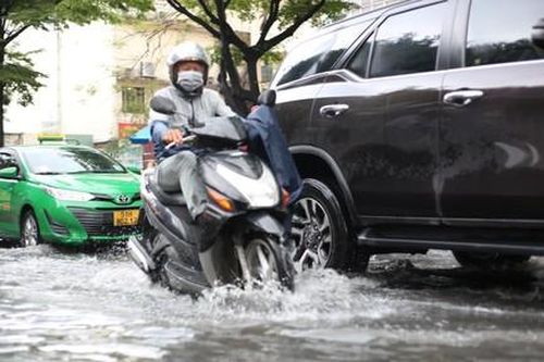 TPHCM: Người dân bì bõm lội nước trong cơn mua lớn đầu tuần