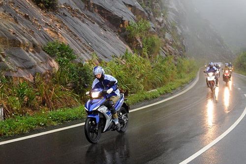 Những nguyên tắc lái xe máy trên đường trơn trượt