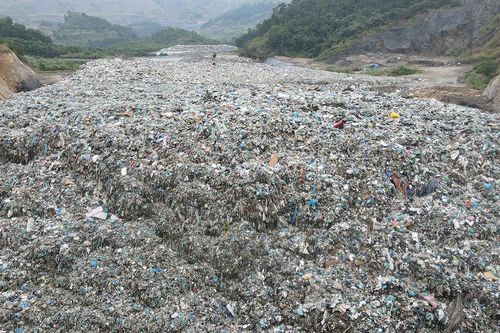 13 hộ dân bị bãi rác khổng lồ 'tra tấn', cầu cứu nhiều năm vẫn chưa được di dời