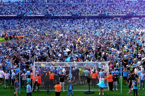 Cổ động viên Man City tràn xuống sân, náo loạn lễ trao cúp Ngoại Hạng Anh