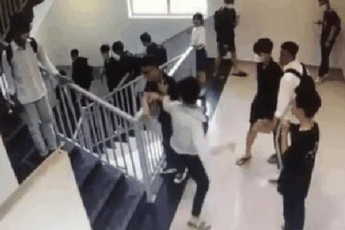 Nam sinh trường ĐH FPT bị bạn đánh dã man, chảy máu đầu phải nhập viện cấp cứu