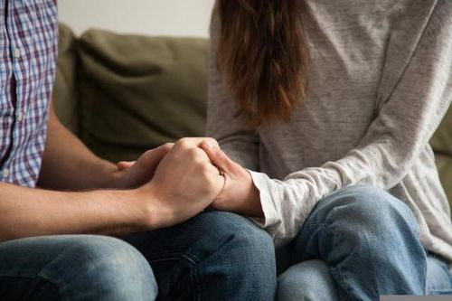 Người hạnh phúc trong hôn nhân không phải vì họ gặp được người yêu hoàn hảo, mà vì họ học cách tha thứ cho những khiếm khuyết của nhau