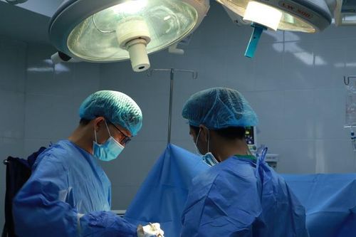 Gãy đốt sống ở bệnh nhân lớn tuổi trên nền loãng xương