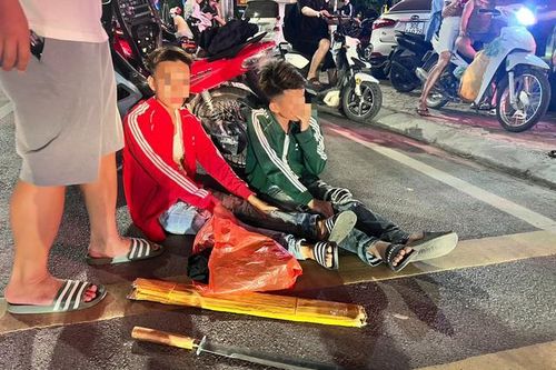 Nhiều nhóm thiếu niên mang hung khí, tháo biển đi 'đua xe'