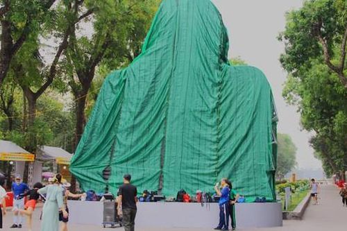 Biểu tượng nút Like ở Hồ Tây 'chạy' sang Công viên Thống Nhất tiếp tục gây tranh cãi