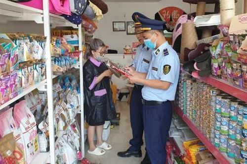 Một tiểu thương nhập lậu thức ăn cho thú cưng rồi chào bán qua mạng xã hội