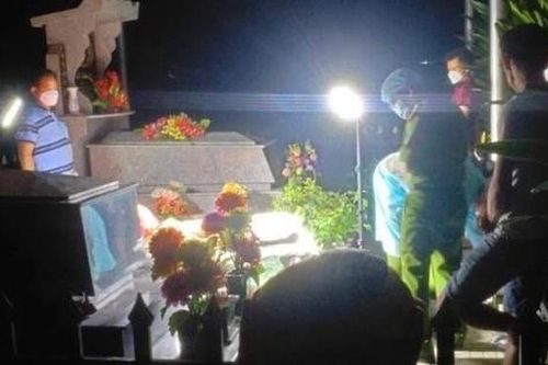 Người đàn ông tử vong cạnh mộ vợ với vết thương trên bụng