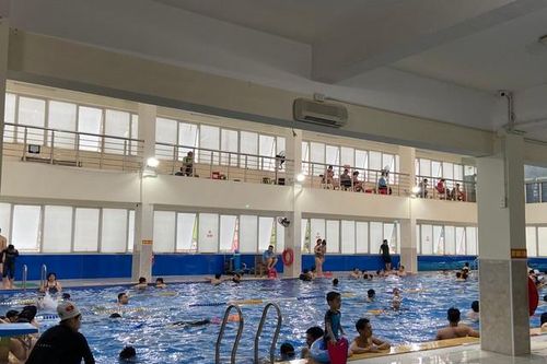 Nắng nóng, người dân Thủ đô 'đổ'' đến các bể bơi giải nhiệt