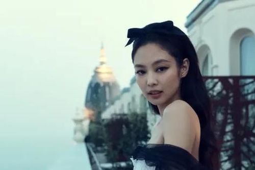 Jennie (BLACKPINK) tại Cannes 2023: Mặc Haute Couture, khoe ảnh ban công kinh điển