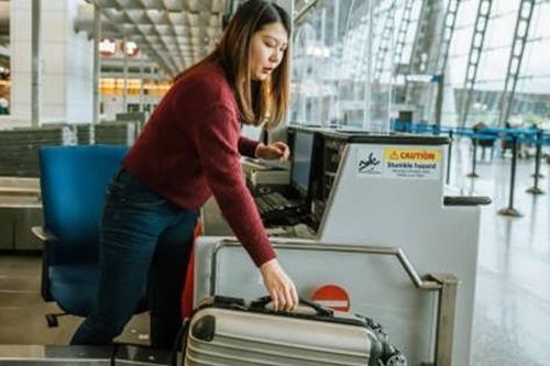 Hãng hàng không đề nghị cân hành khách xem nặng bao nhiêu trước khi cho lên máy bay