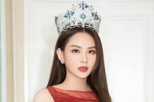Bất ngờ với phản ứng của Hoa hậu Mai Phương khi được mời đi catwalk trên bậc cầu thang