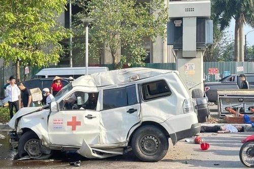 Lái xe cứu thương đâm đổ cột điện, tử vong tại chỗ
