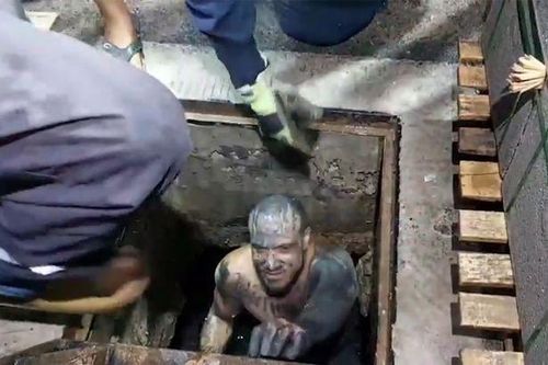 Giải cứu du khách Mỹ mắc kẹt dưới cống thoát nước