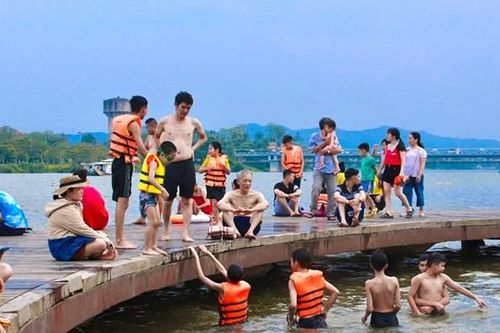 Người dân đổ xô ra sông Hương giải nhiệt