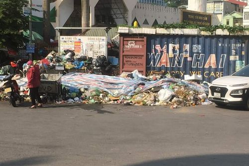 Rác thải tập kết đầy đường thuộc Khu du lịch Bãi Cháy