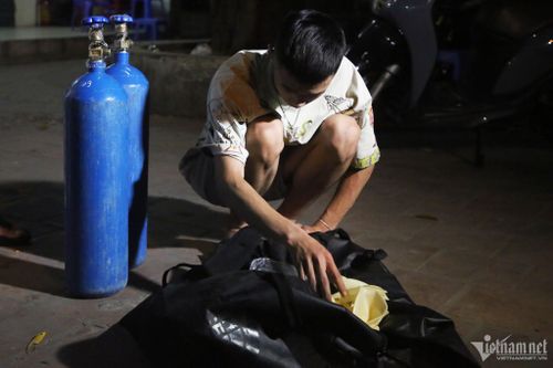 Thanh niên giấu 2 bình khí cười trong túi đồ thể thao