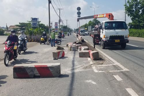 Xe tải húc văng dải phân cách ở TP.HCM, 2 người nhập viện