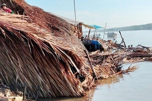 Sạt lở gây hư hỏng 4 lò than ở Cà Mau