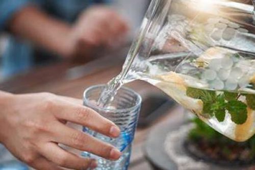 Trời nắng nóng, uống nước sao cho đúng cách?