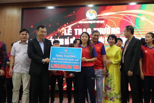 Trao thưởng 5,6 tỉ đồng cho đội tuyển bóng đá nữ Việt Nam