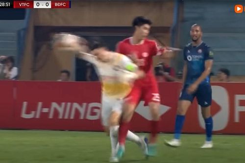 Cùng chơi xấu với Văn Lâm, Văn Quyết bị chỉ trích nhiều nhưng Nhâm Mạnh Dũng thì không