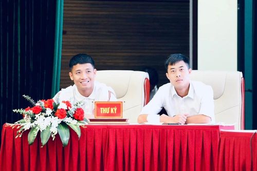 Đảng viên Bùi Tiến Dũng đẹp trai, cười rạng ngời khi đứng vai thư ký Đại hội Công đoàn ở Viettel