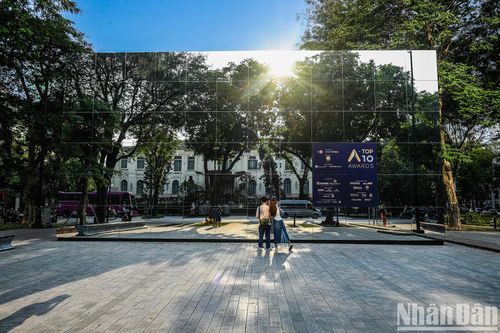Độc đáo nhà gương 3D khổng lồ tại vườn hoa Diên Hồng