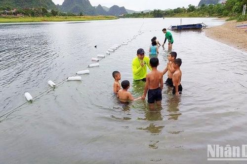 Quảng Bình: Mở lớp dạy bơi miễn phí cho trẻ em ở Phong Nha