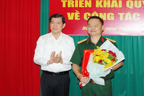 Trao quyết định về công tác cán bộ tại Đảng ủy Quân sự và Công an Đồng Nai