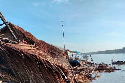 Cà Mau: Sạt lở khiến nhiều tài sản trôi sông