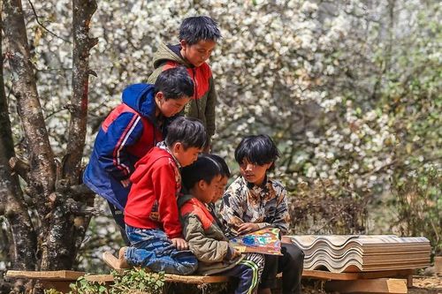 'Thư viện trên đá' - chương trình mang sách đến trẻ em vùng cao