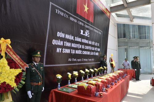Xúc động đón 10 hài cốt liệt sỹ hy sinh tại Lào về đất mẹ