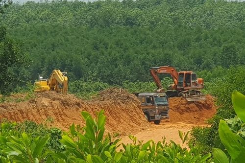Mục sở thị 'công trường' khai thác đất trái phép tại Quảng Trị