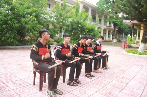Đưa cồng chiêng vào trường học để bảo tồn văn hóa truyền thống