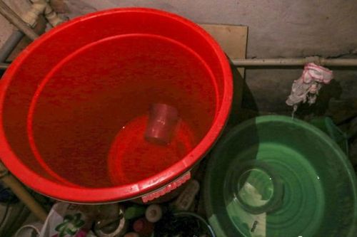 Hà Nội: Hàng nghìn người dân lao đao vì bị cắt nước sạch giữa thời tiết nắng nóng
