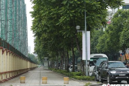 Nhiều ý kiến trái chiều về việc đặt trụ đá 'di động' để ngăn ô tô dừng, đỗ trên vỉa hè
