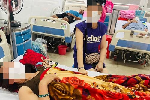 Người phụ nữ hôn mê, suy hô hấp do bị kẹt đầu trong thang máy