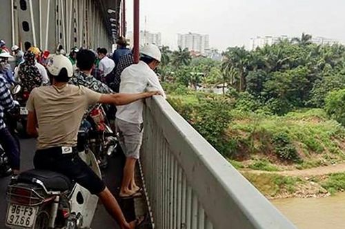 Thiếu niên 13 tuổi nghi trầm cảm định nhảy cầu Thăng Long