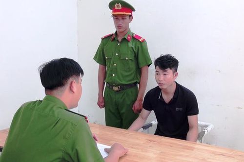 Bắt thanh niên dùng giấy tờ giả để mua iphone trả góp