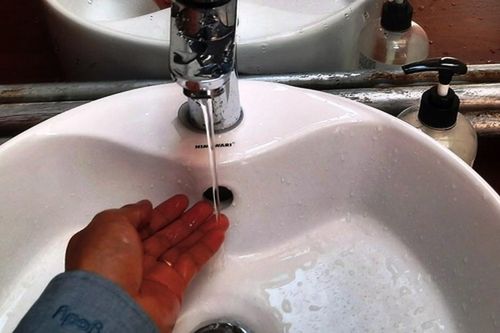 Người dân bức xúc vì nước sinh hoạt 'nhỏ giọt' giữa ngày nắng