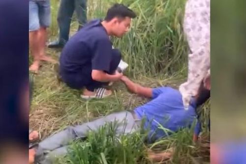 Người đàn ông co giật khi đang gặt lúa dưới trời nóng 40 độ C
