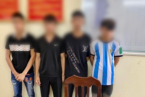 Nhóm thiếu niên 'bốc đầu' xe máy náo loạn vùng quê