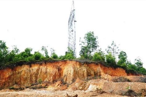 Nạn đào trộm đất đồi uy hiếp đường dây 500 kV