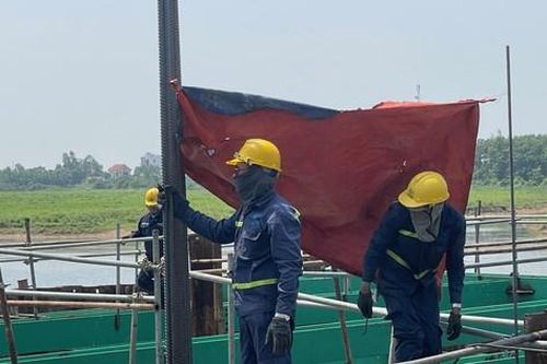 Vật lộn trong nắng lửa