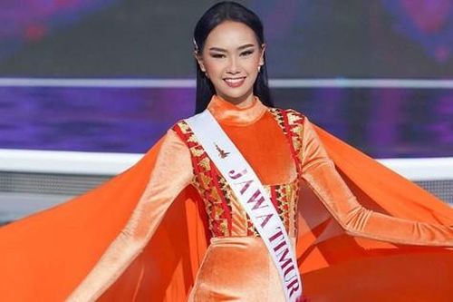Thí sinh Hoa hậu Indonesia mặc kín mít thi áo tắm