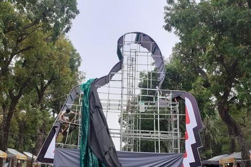 Biểu tượng bàn tay trên hồ Tây 'chạy' ra Công viên Thống Nhất lại bị gỡ bỏ