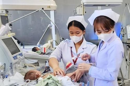 TIN NHANH 12H: Bé 2 tháng tuổi bị bạo hành dài ngày; Gần 90 triệu dân chật vật vì nước Mỹ sắp vỡ nợ