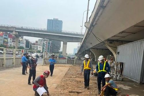 Công trình cầu vượt thép Mai Dịch chưa tổ chức giao thông đã rào đường